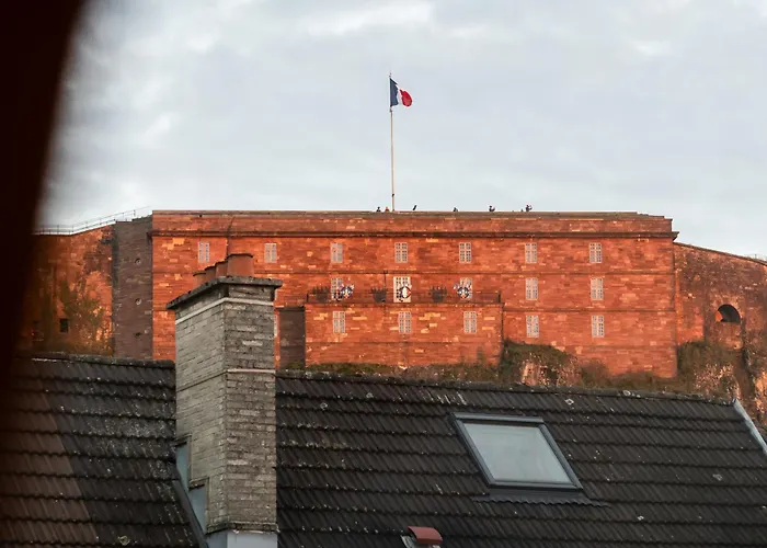 Les Toits De La Citadelle